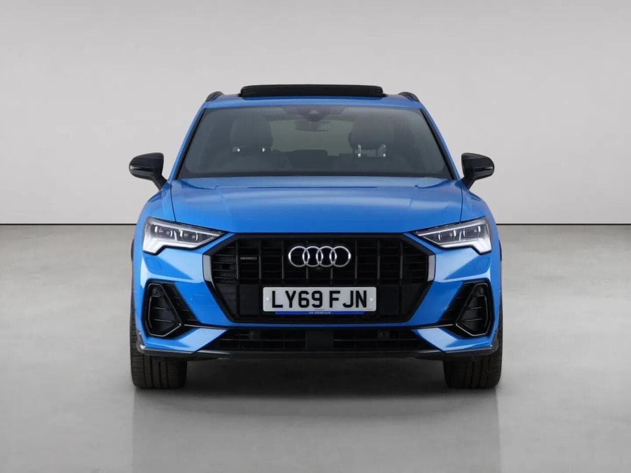 Audi Q3 thumbnail Front