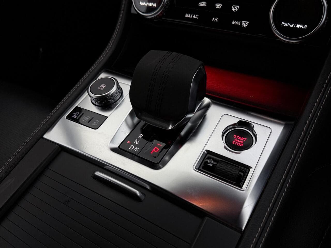 Jaguar F-PACE thumbnail Interior Front