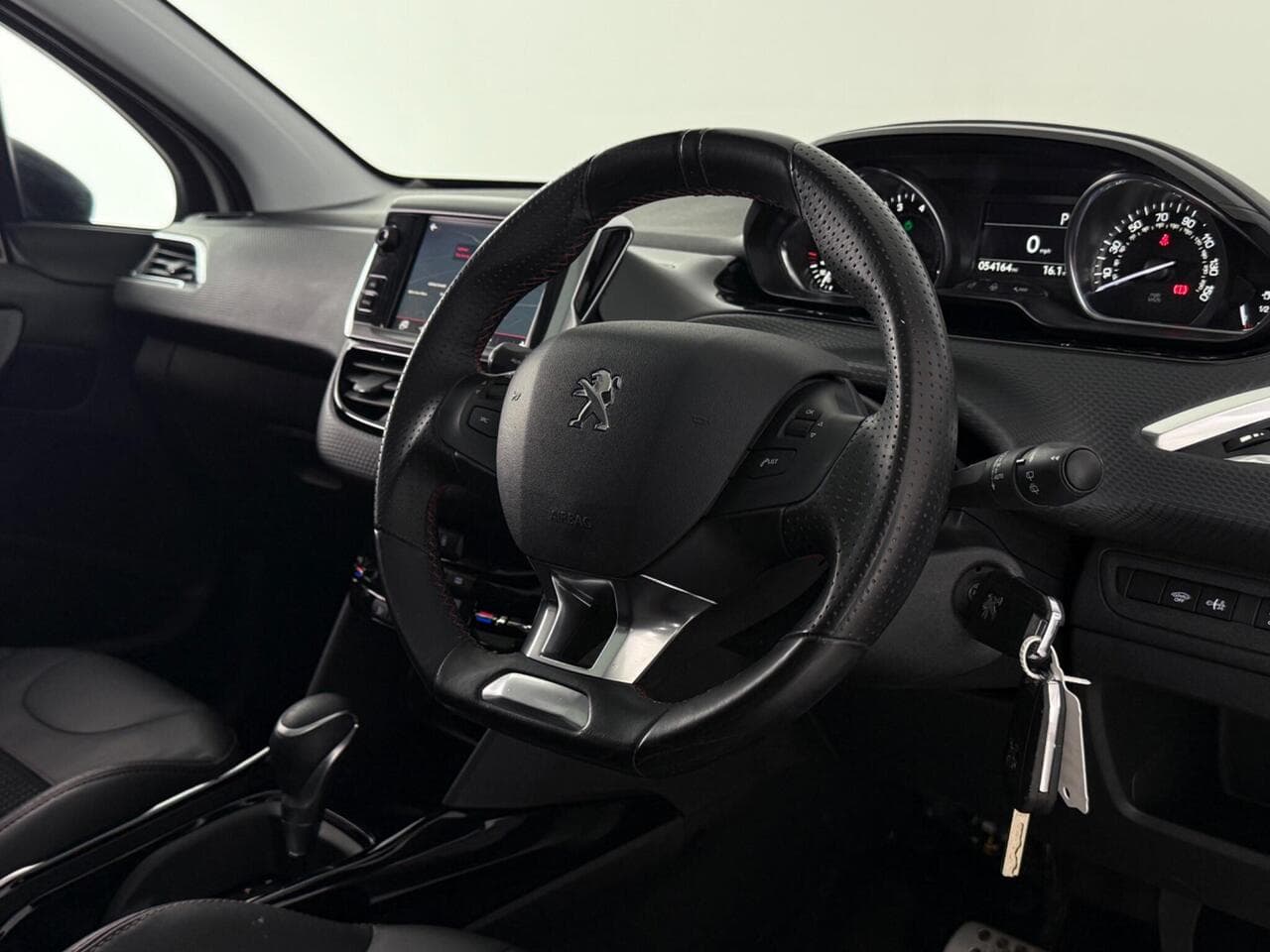 Peugeot 2008 thumbnail Interior Front