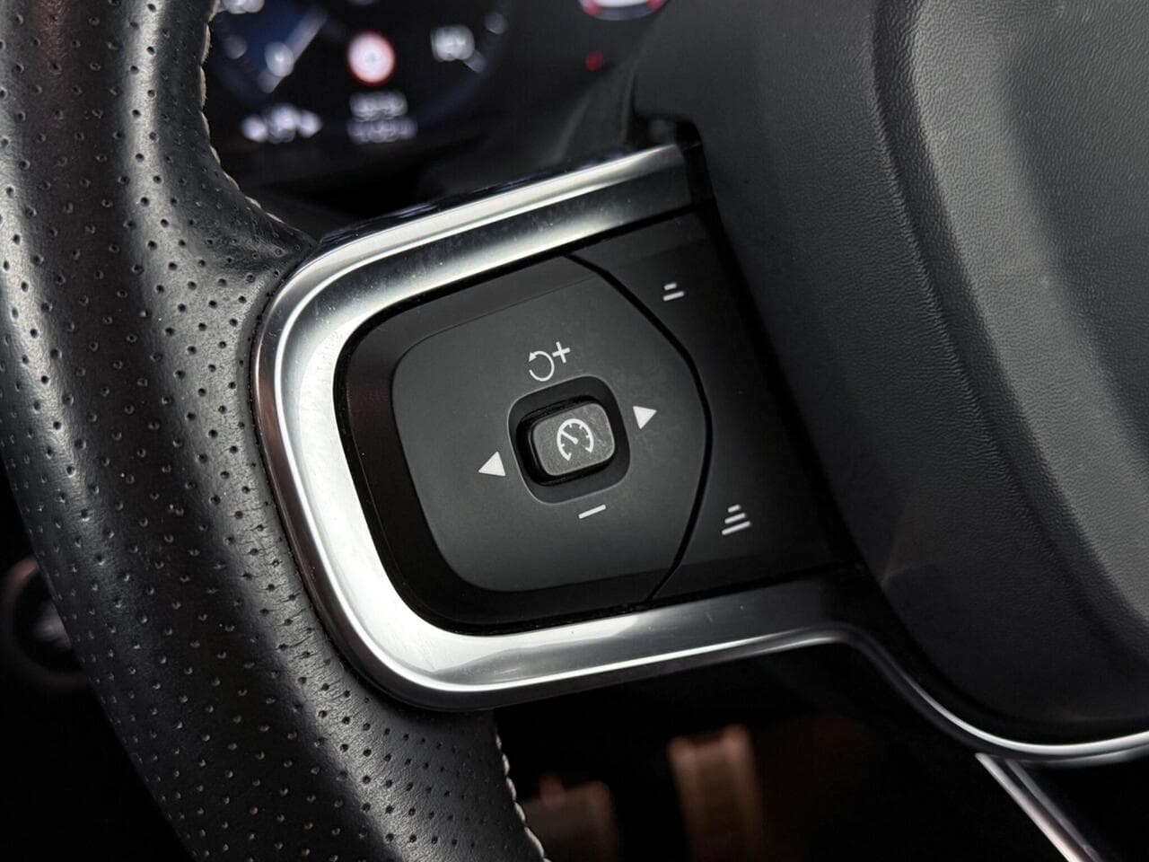 Volvo XC40 thumbnail Misc Controls