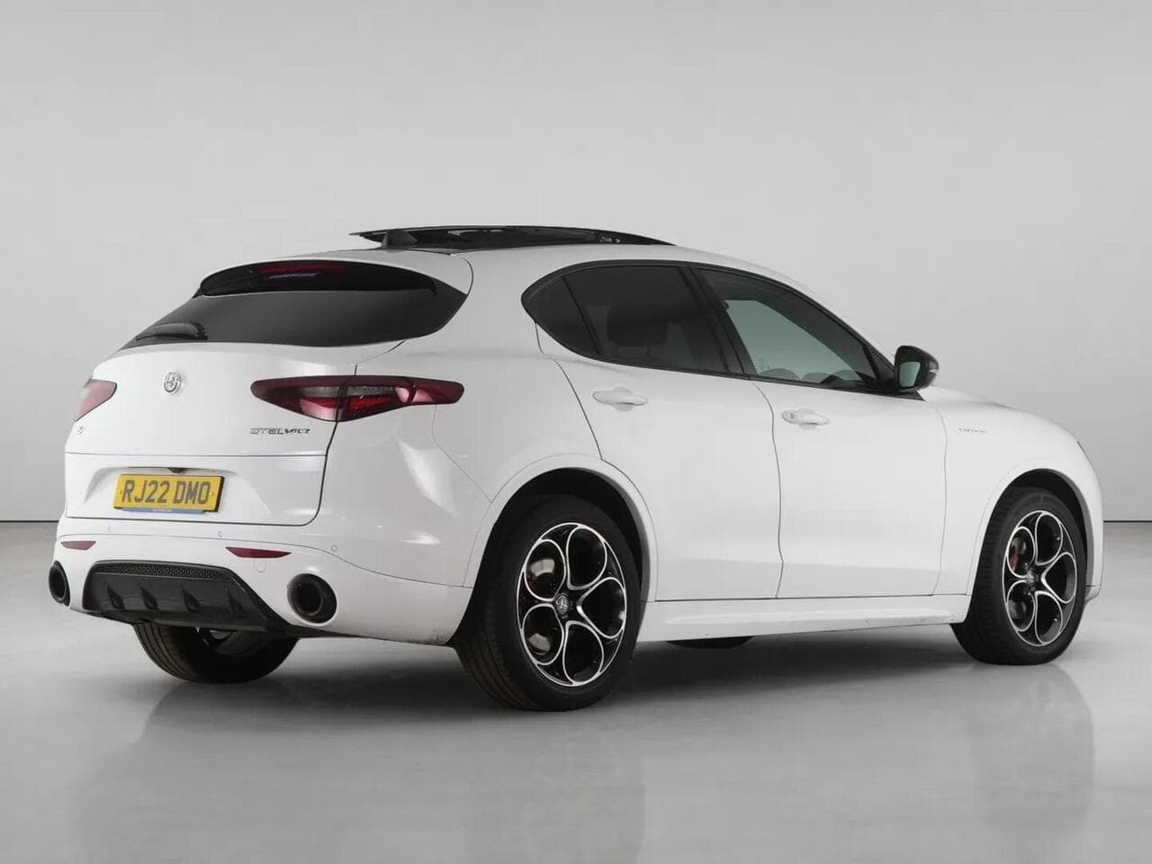 Alfa Romeo Stelvio thumbnail Rear Right
