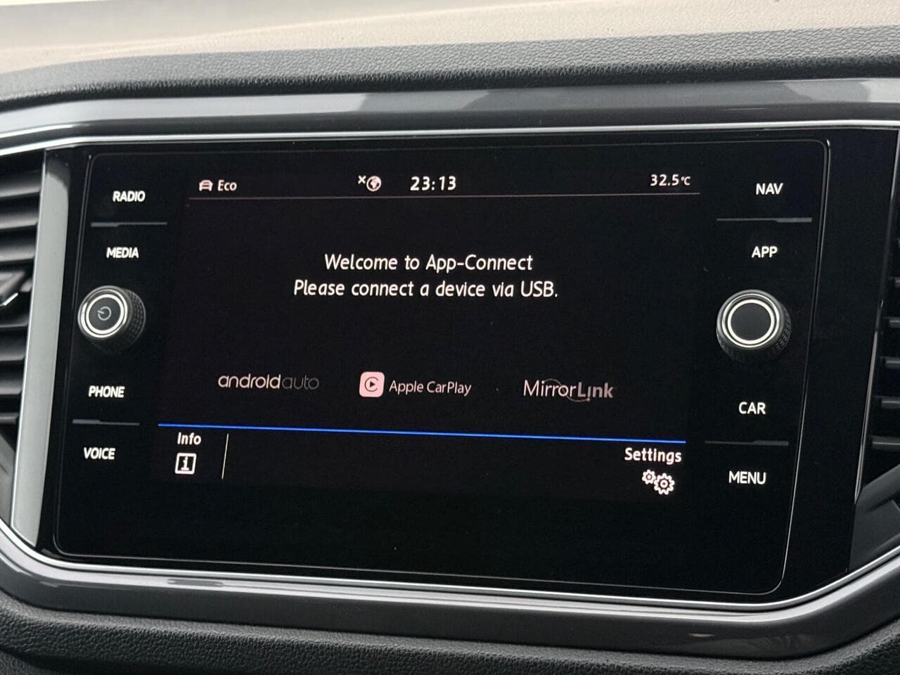 Volkswagen T-Roc thumbnail Infotainment System