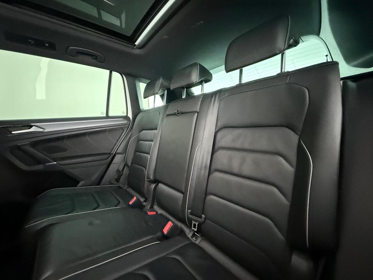 Volkswagen Tiguan thumbnail Seats Rear