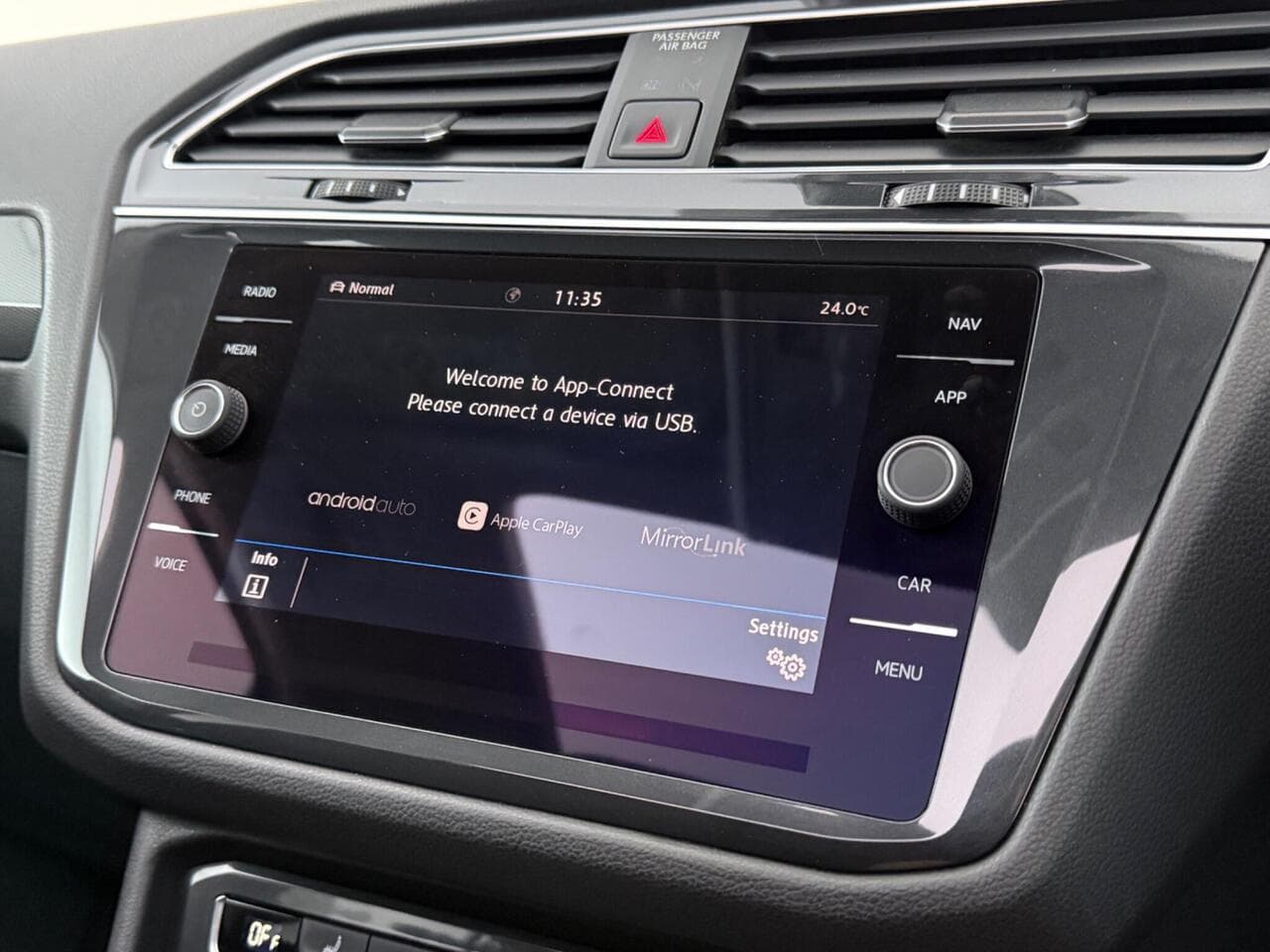 Volkswagen Tiguan Allspace thumbnail Infotainment System