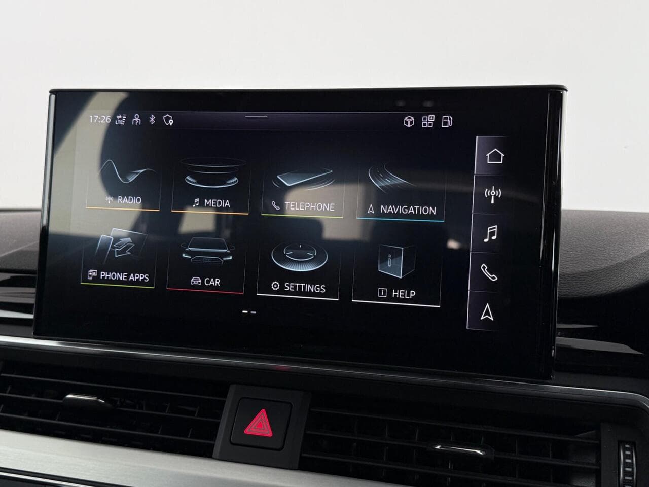 Audi A4 Avant thumbnail Infotainment System