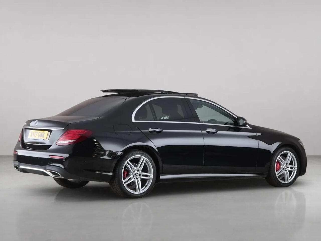 Mercedes-Benz E Class thumbnail Side Right