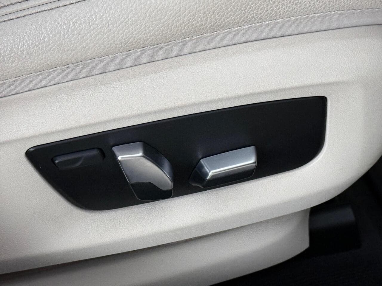 BMW 6 Series Gran Turismo thumbnail Misc Controls