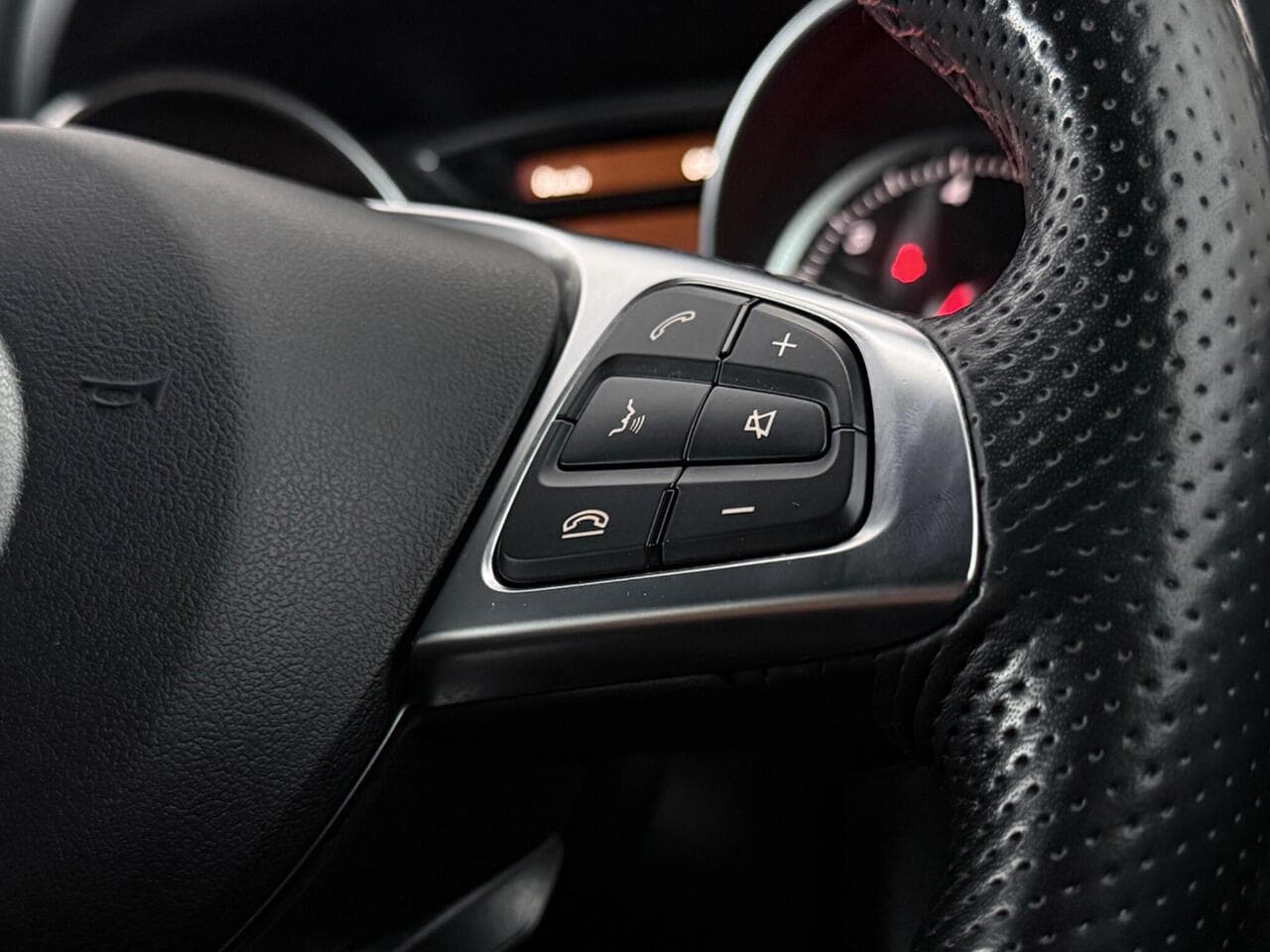 Mercedes-Benz GLA thumbnail Misc Controls