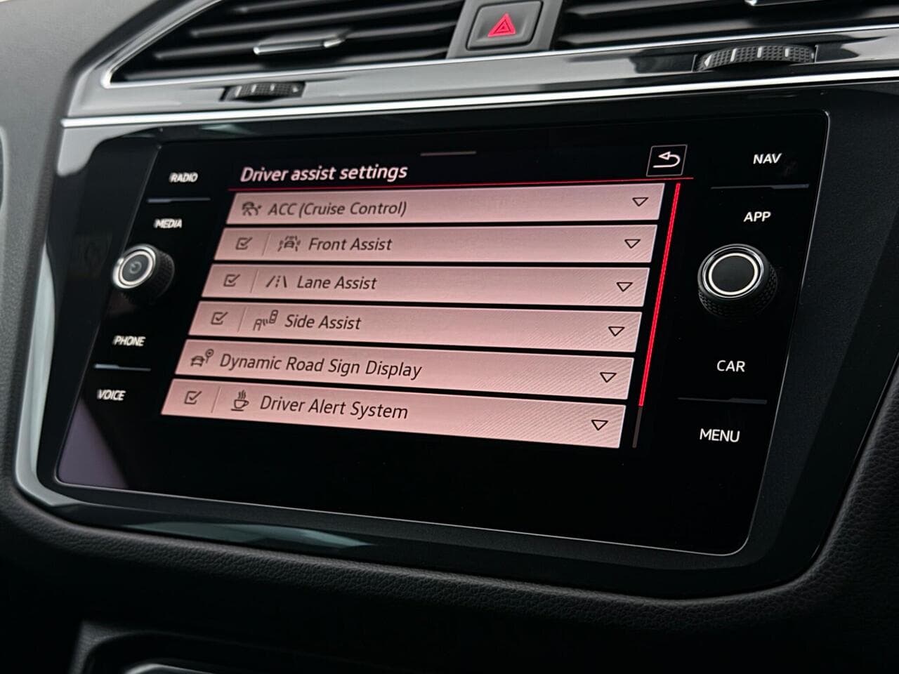 Volkswagen Tiguan thumbnail Infotainment System