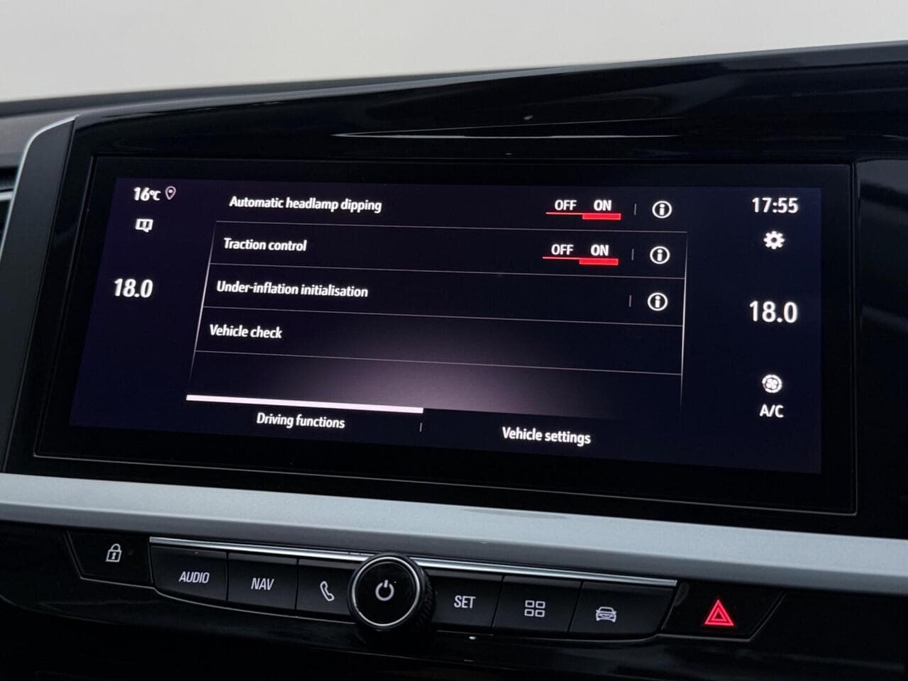 Vauxhall Grandland thumbnail Infotainment System