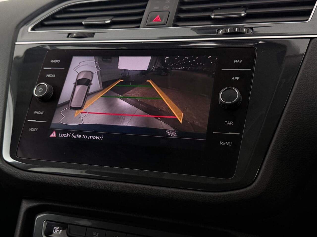 Volkswagen Tiguan Allspace thumbnail Infotainment System