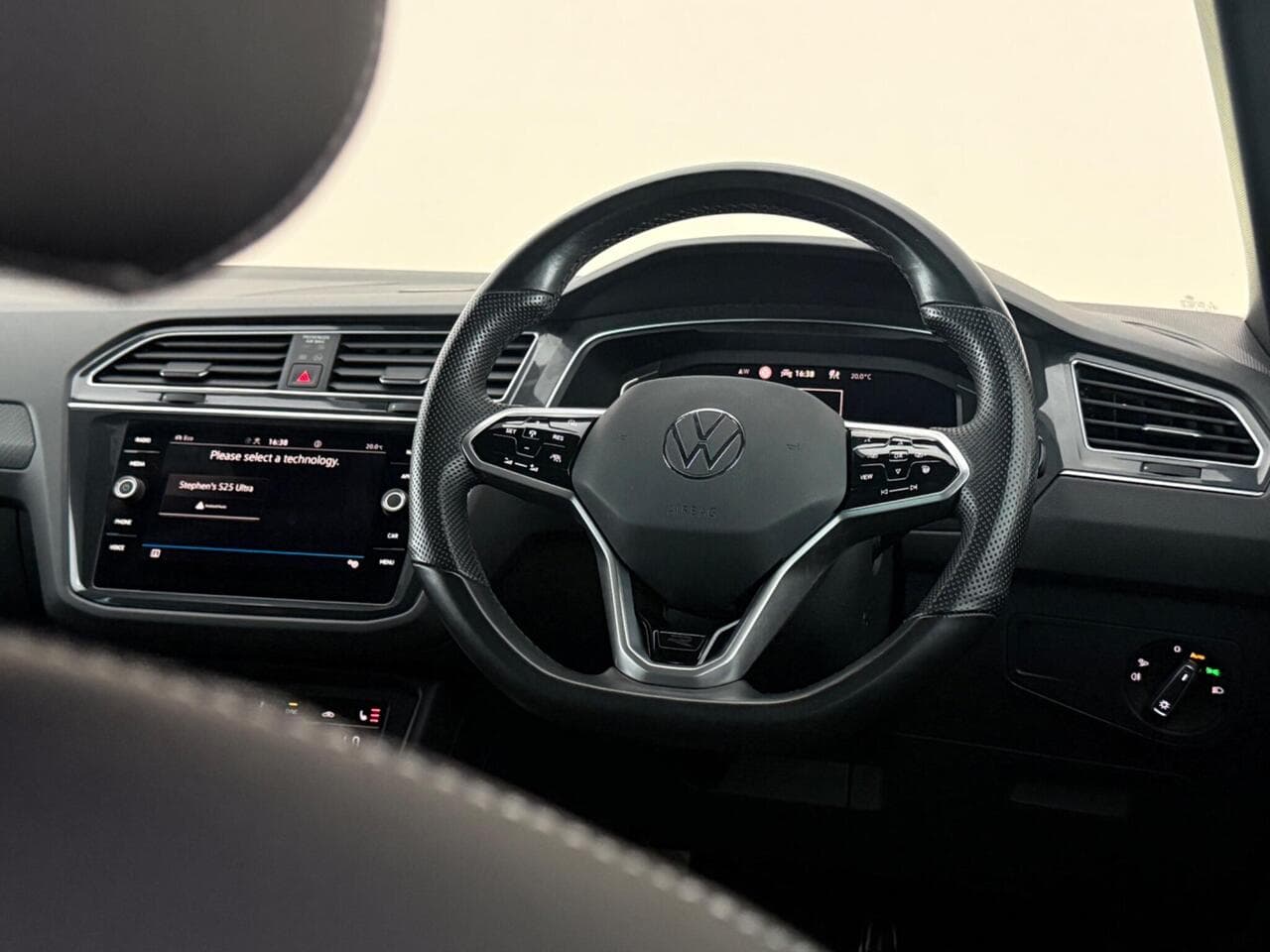 Volkswagen Tiguan thumbnail Steering Wheel