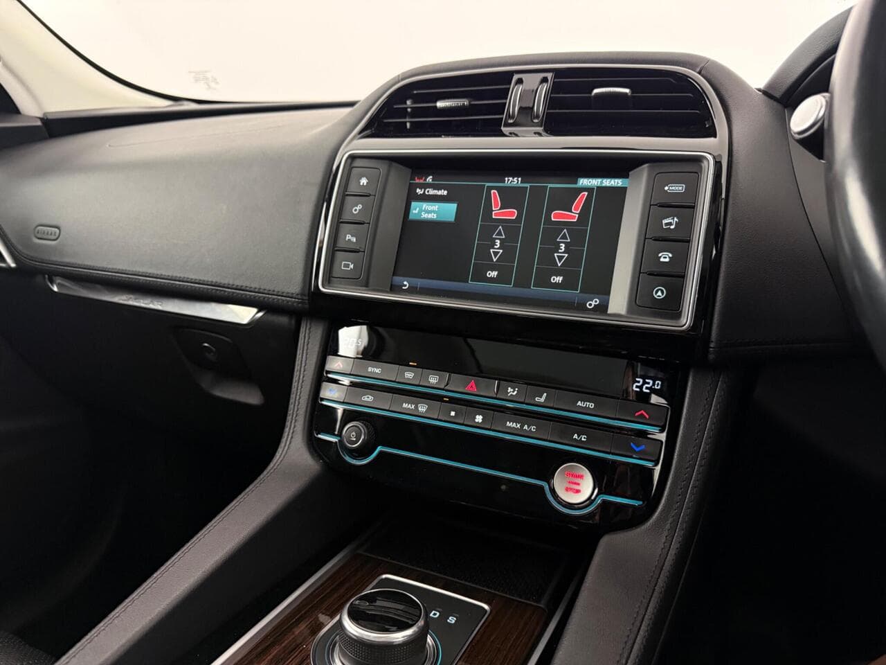 Jaguar F-PACE thumbnail Infotainment System