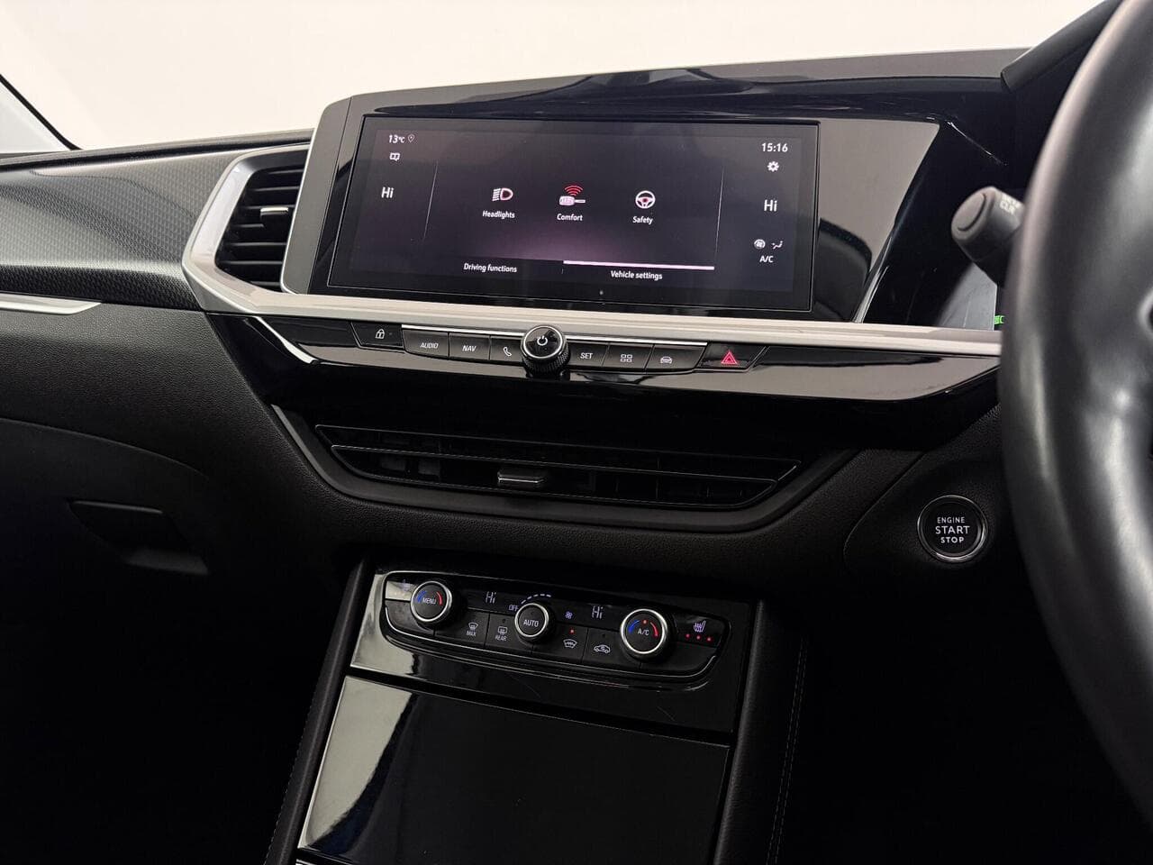 Vauxhall Grandland thumbnail Infotainment System