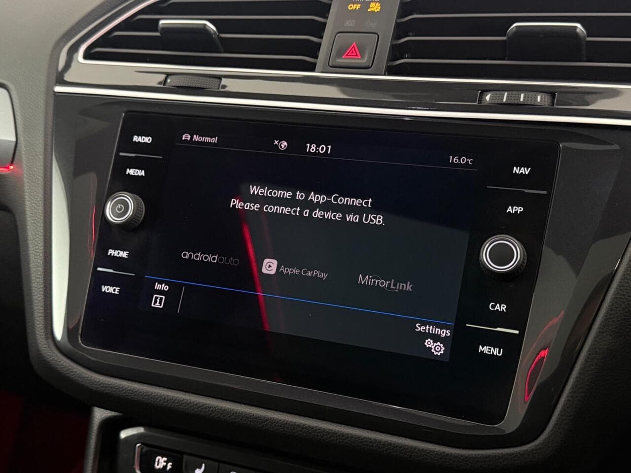 Volkswagen Tiguan thumbnail Infotainment System