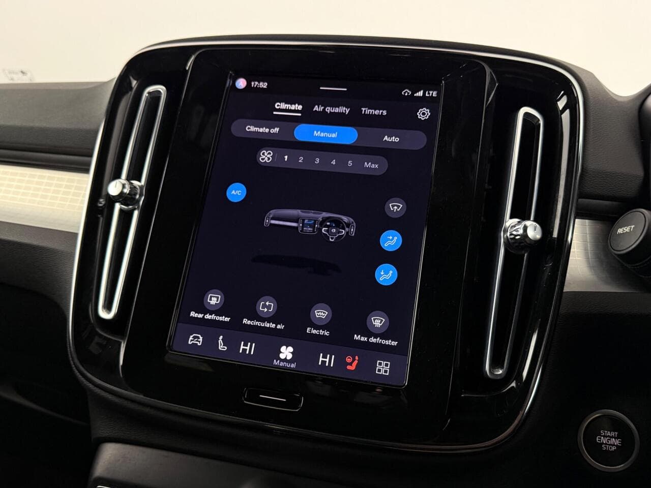 Volvo XC40 thumbnail Infotainment System