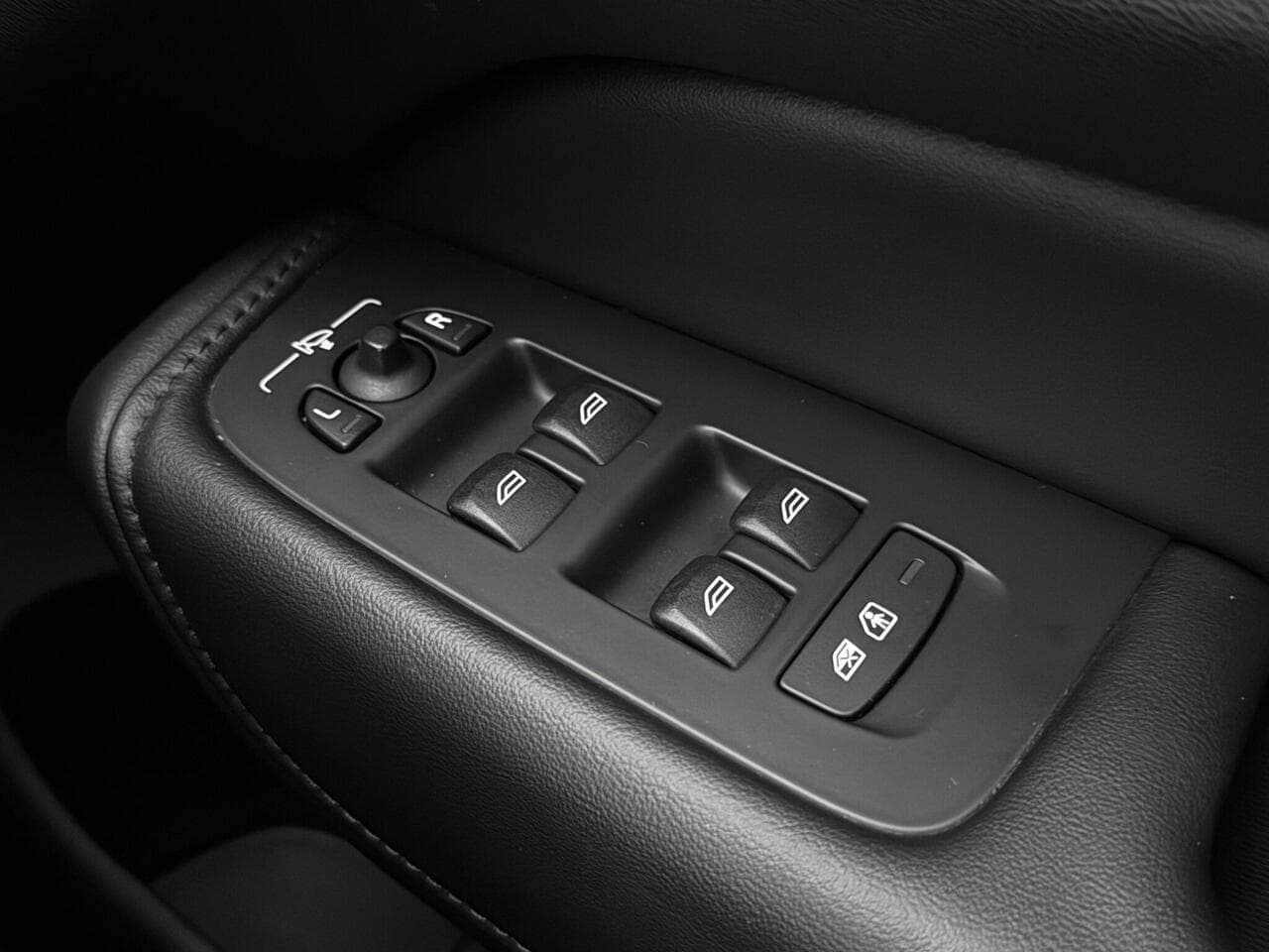 Volvo XC60 thumbnail Misc Controls