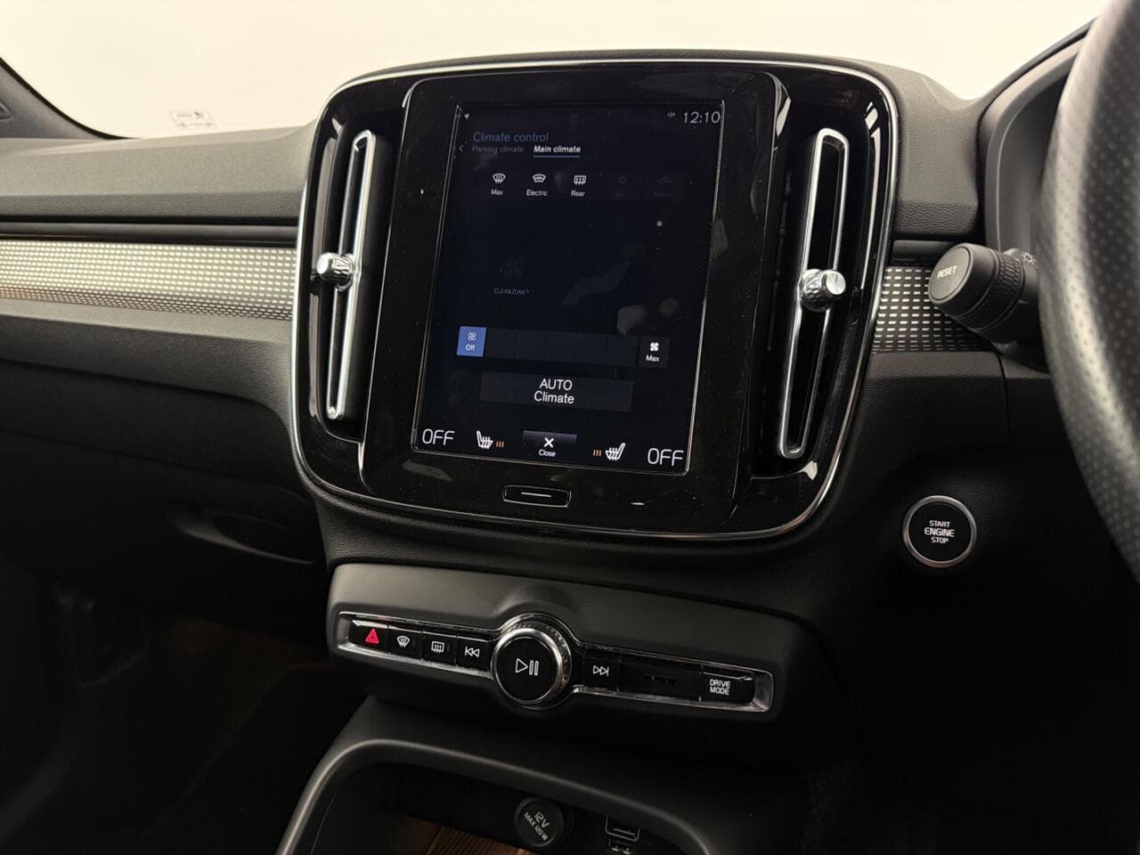 Volvo XC40 thumbnail Infotainment System