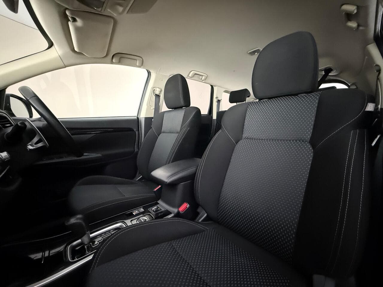 Mitsubishi Outlander thumbnail Seat Front Passenger