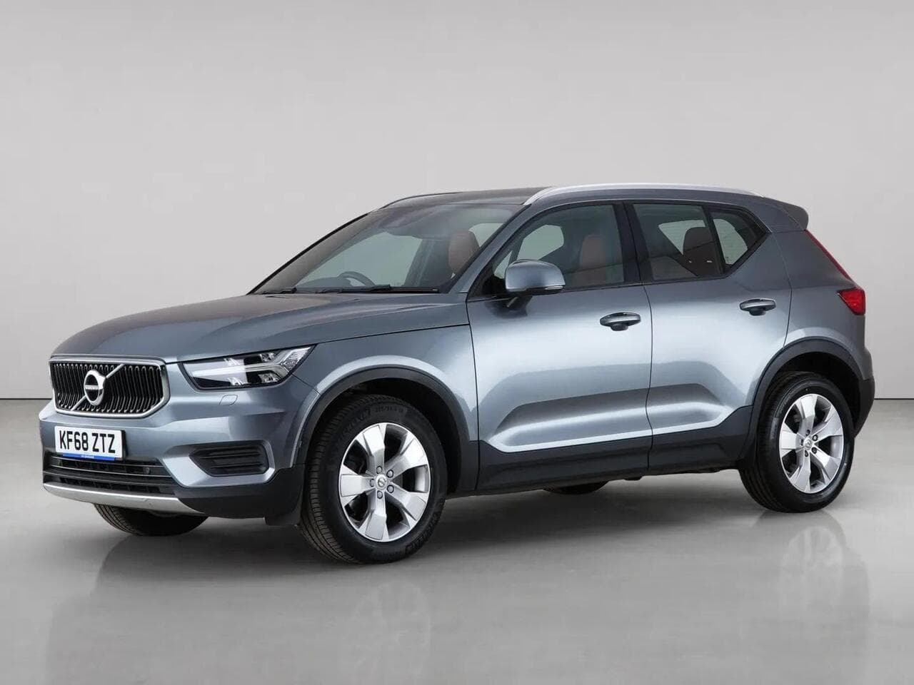 Volvo XC40 thumbnail Front Left