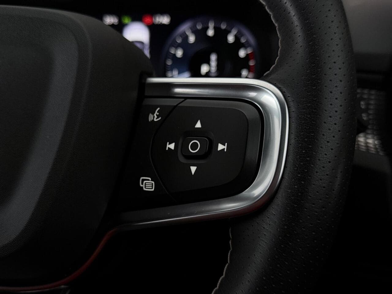 Volvo XC40 thumbnail Misc Controls