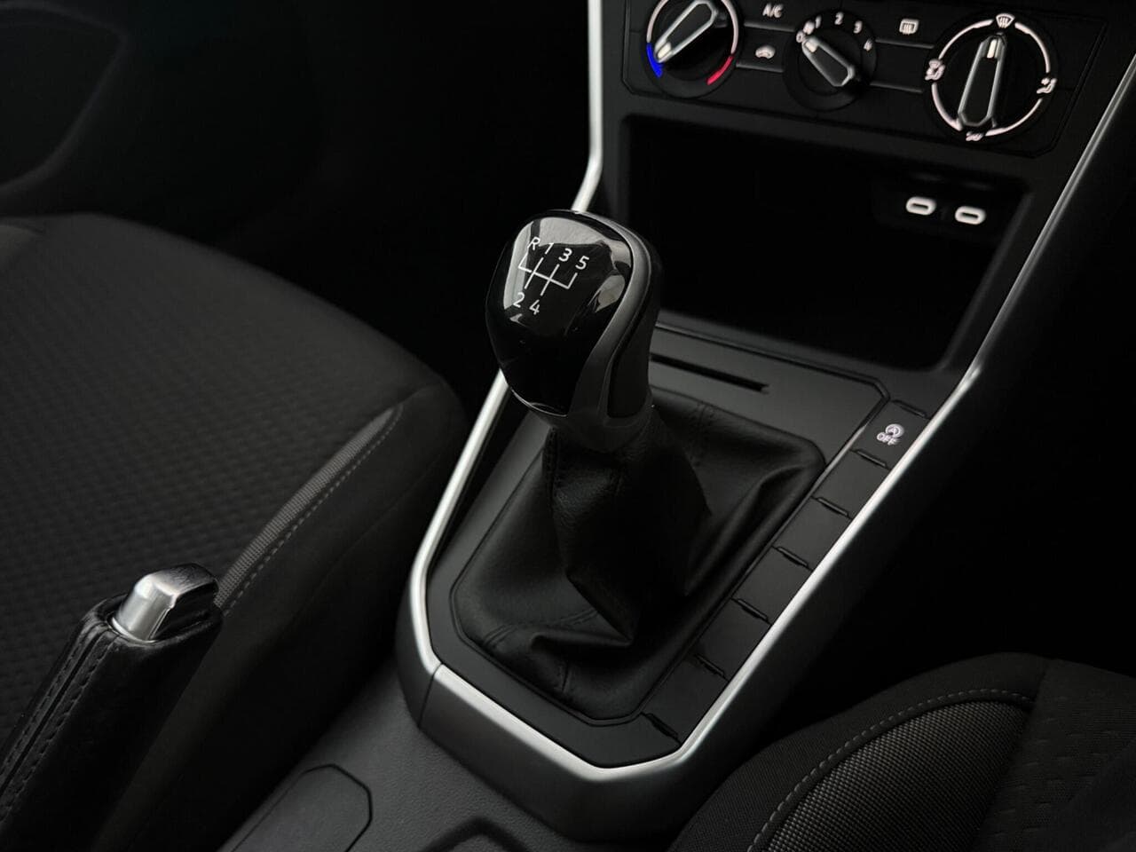 Volkswagen Polo thumbnail Interior Front