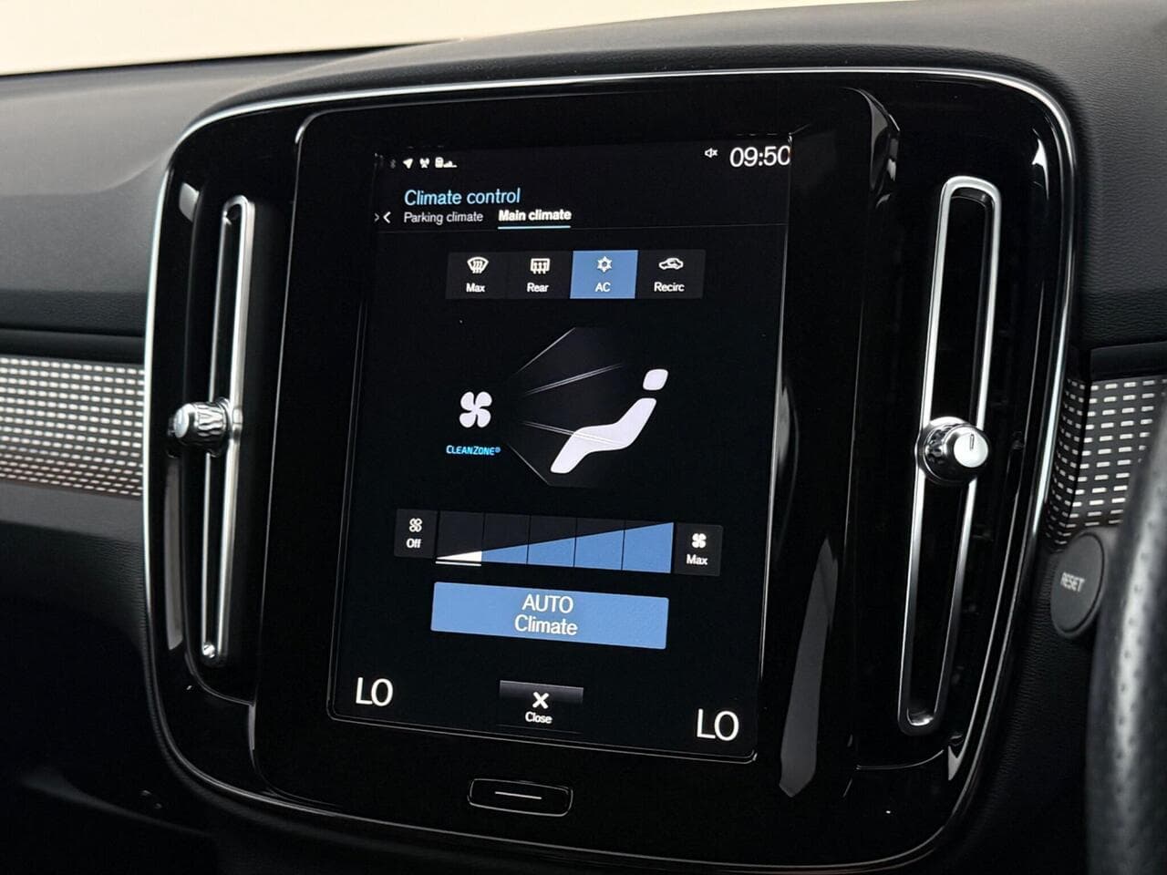 Volvo XC40 thumbnail Infotainment System