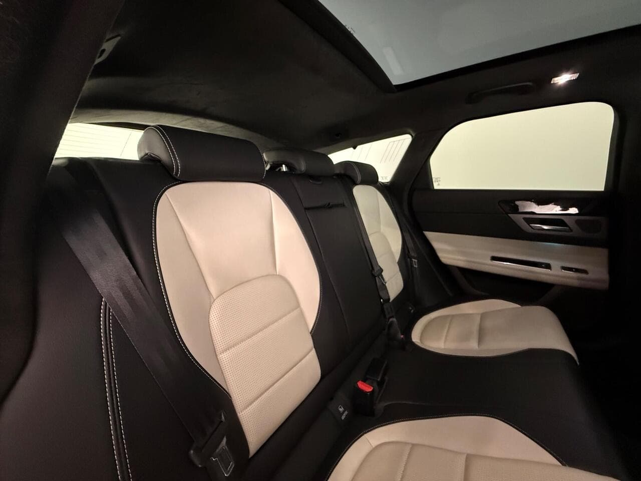 Jaguar XF thumbnail Seats Rear
