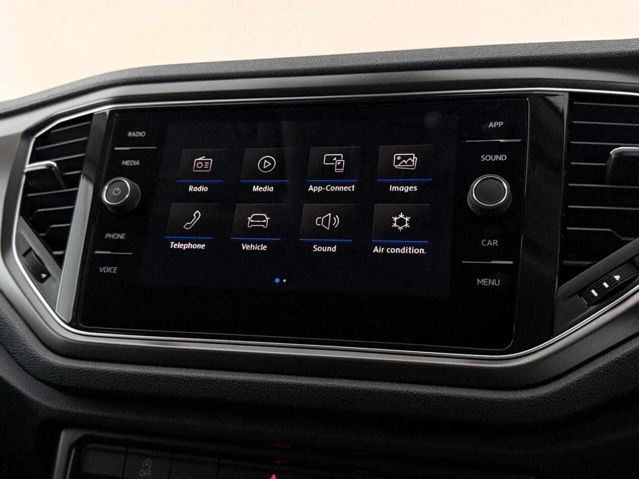 Volkswagen T-Roc thumbnail Infotainment System