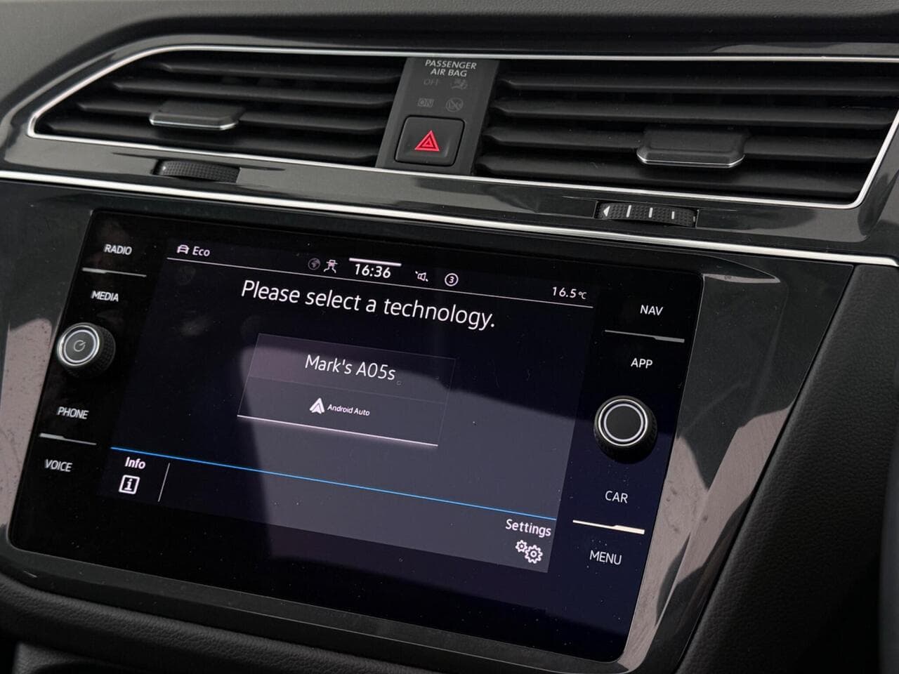 Volkswagen Tiguan thumbnail Infotainment System