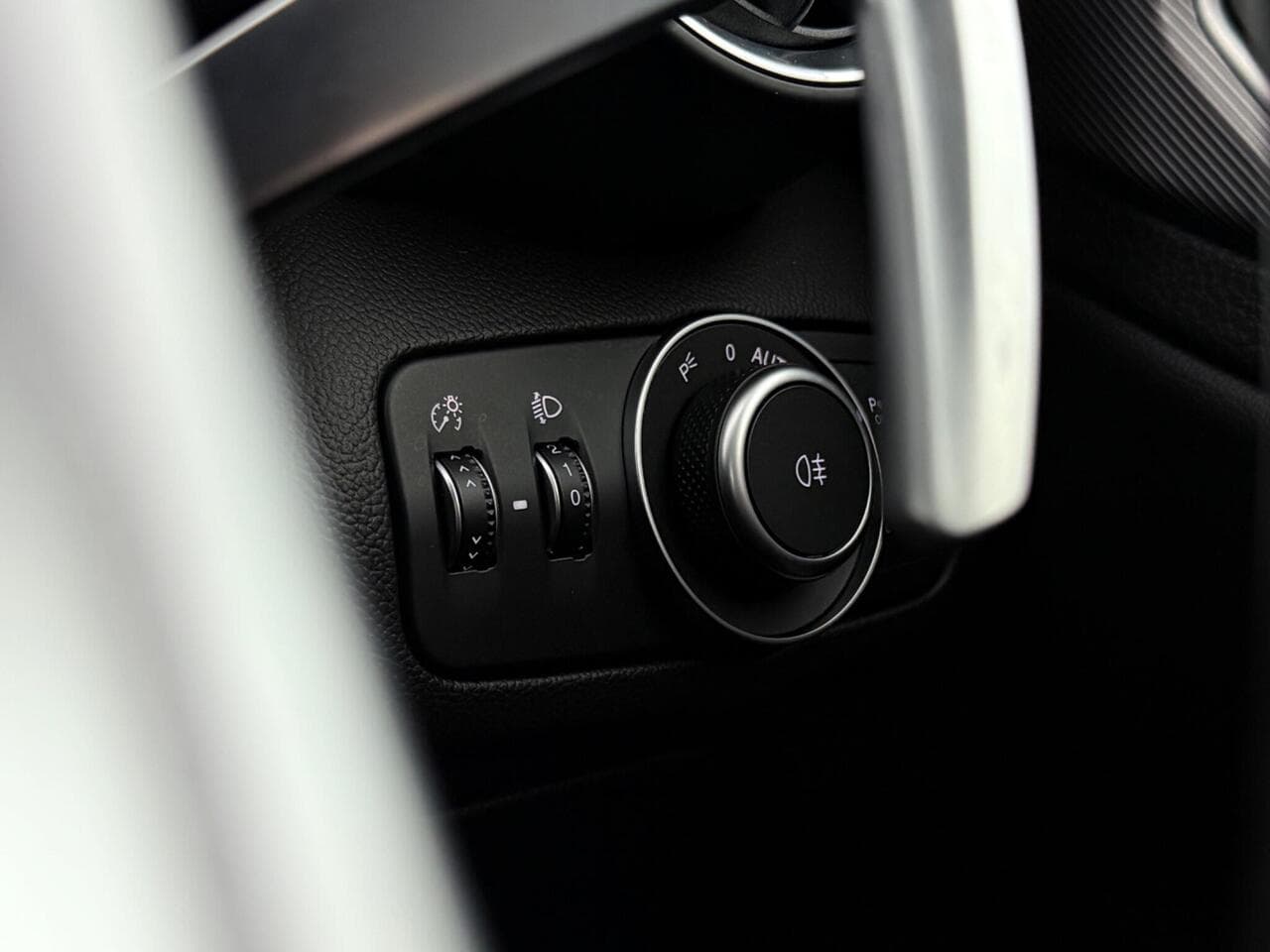 Alfa Romeo Giulia thumbnail Misc Controls