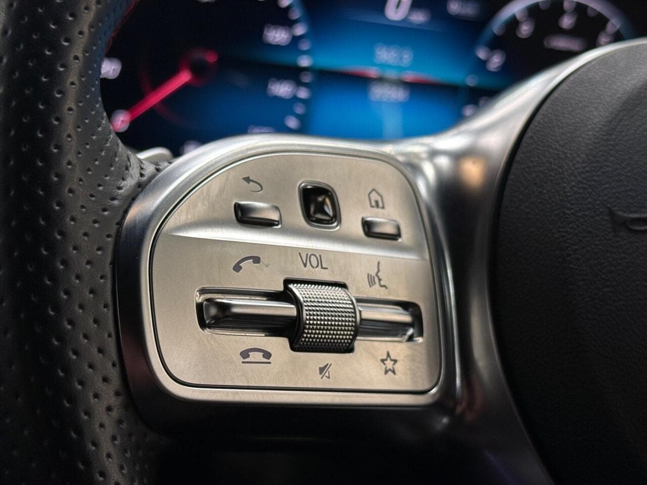 Mercedes-Benz GLA thumbnail Misc Controls