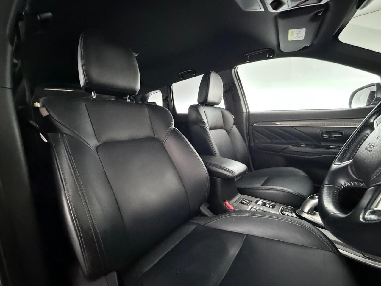 Mitsubishi Outlander thumbnail Seat Driver