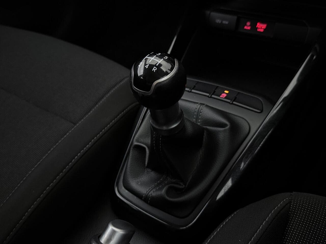 Kia Rio thumbnail Interior Front