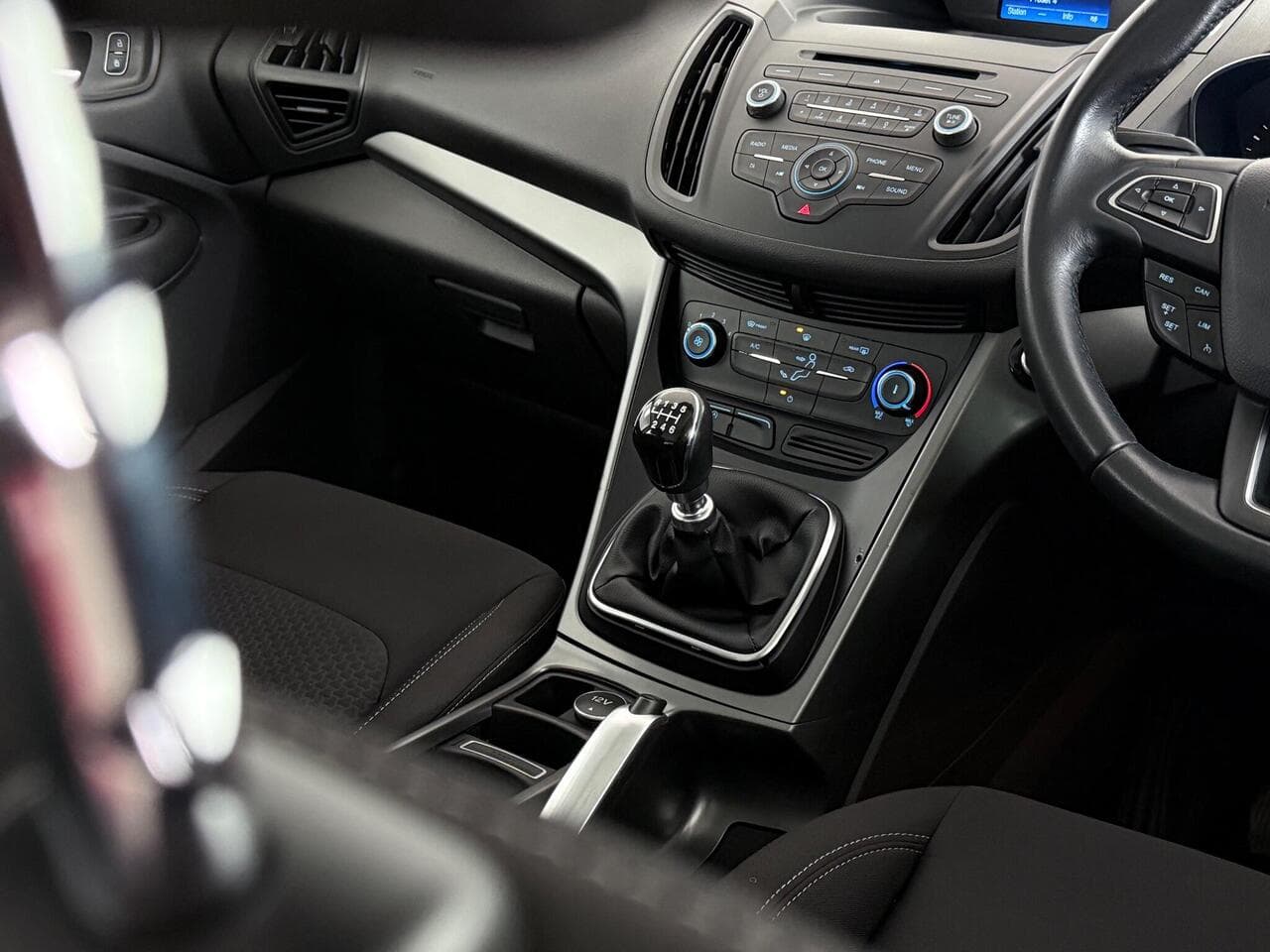 Ford Kuga thumbnail Interior Front