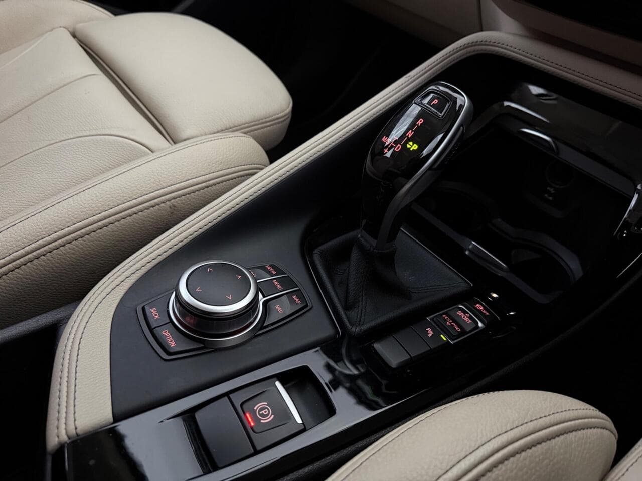 BMW X1 thumbnail Interior Front