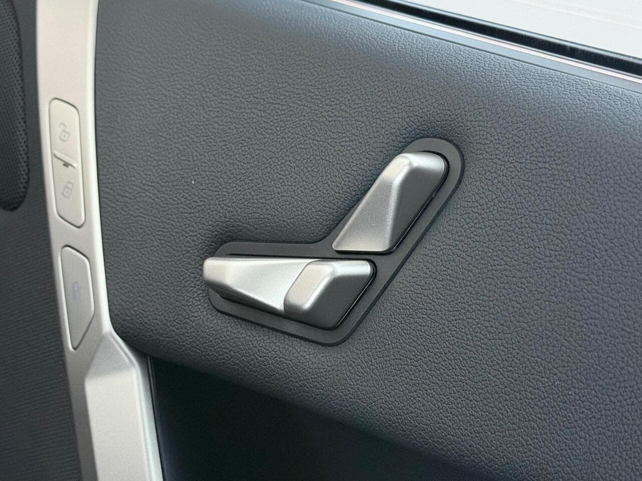 BMW iX thumbnail Badge Exterior