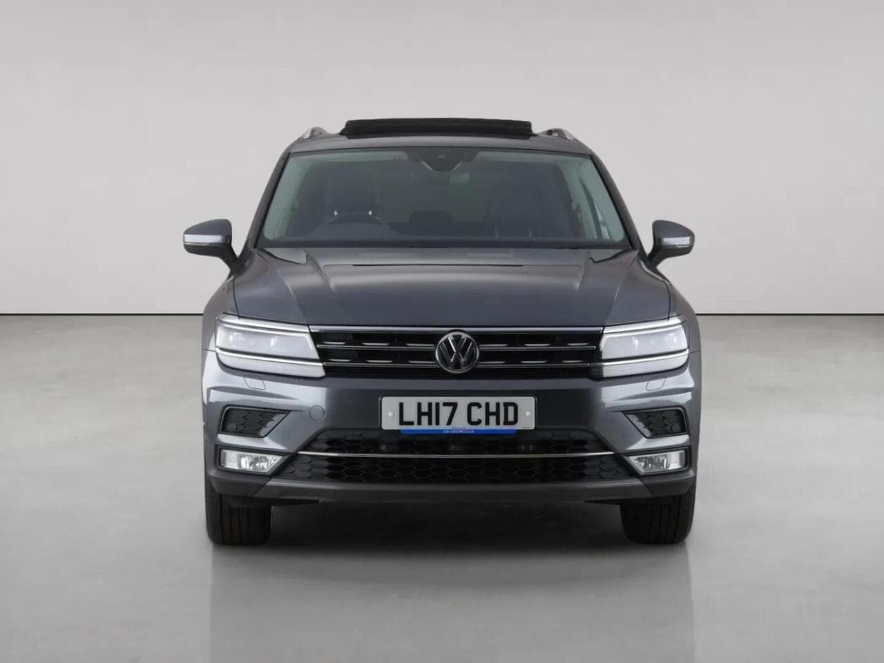 Volkswagen Tiguan thumbnail Front