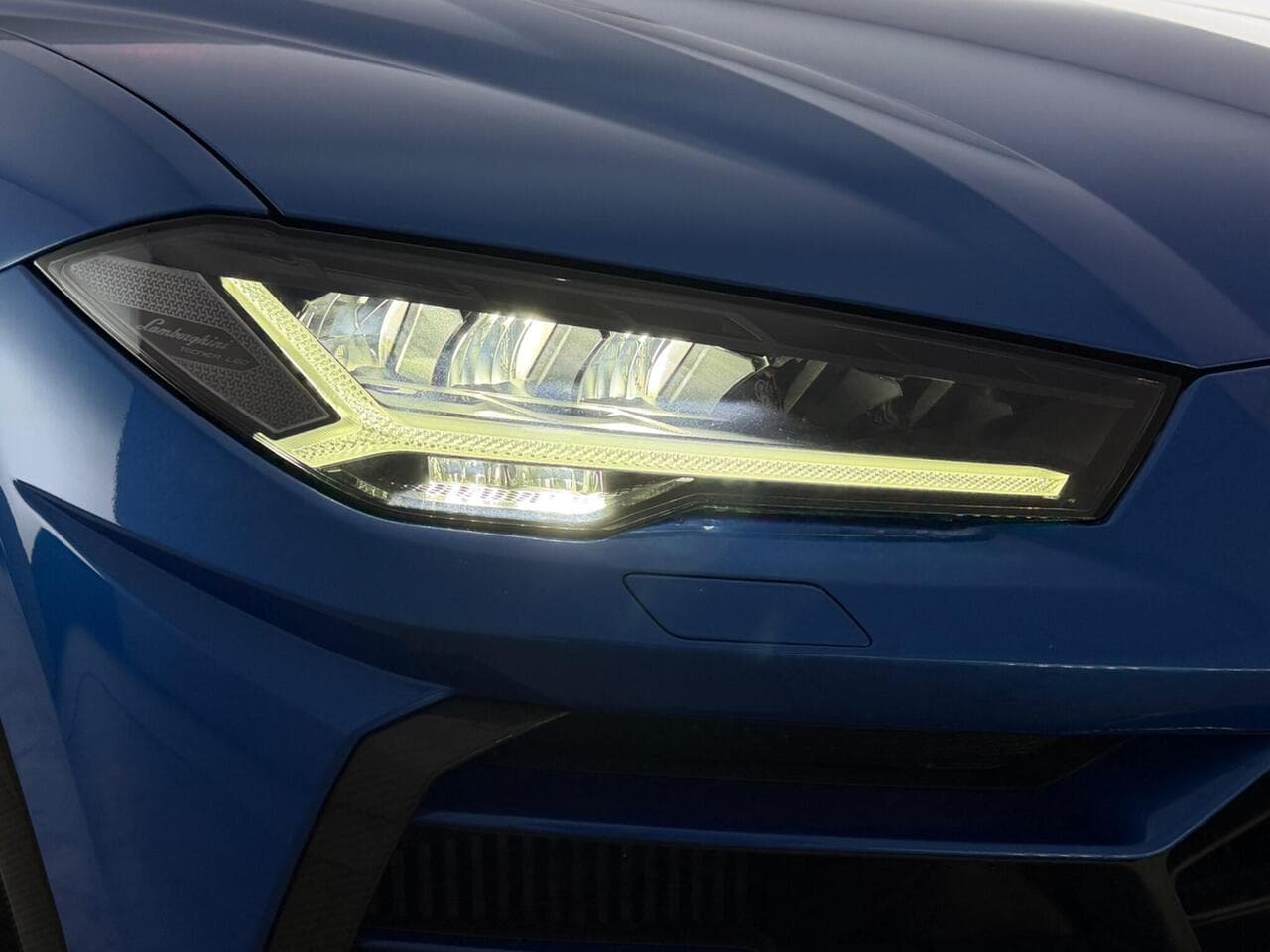 Lamborghini Urus thumbnail Lights Front