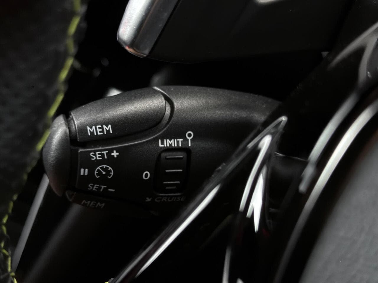 Peugeot 2008 thumbnail Misc Controls