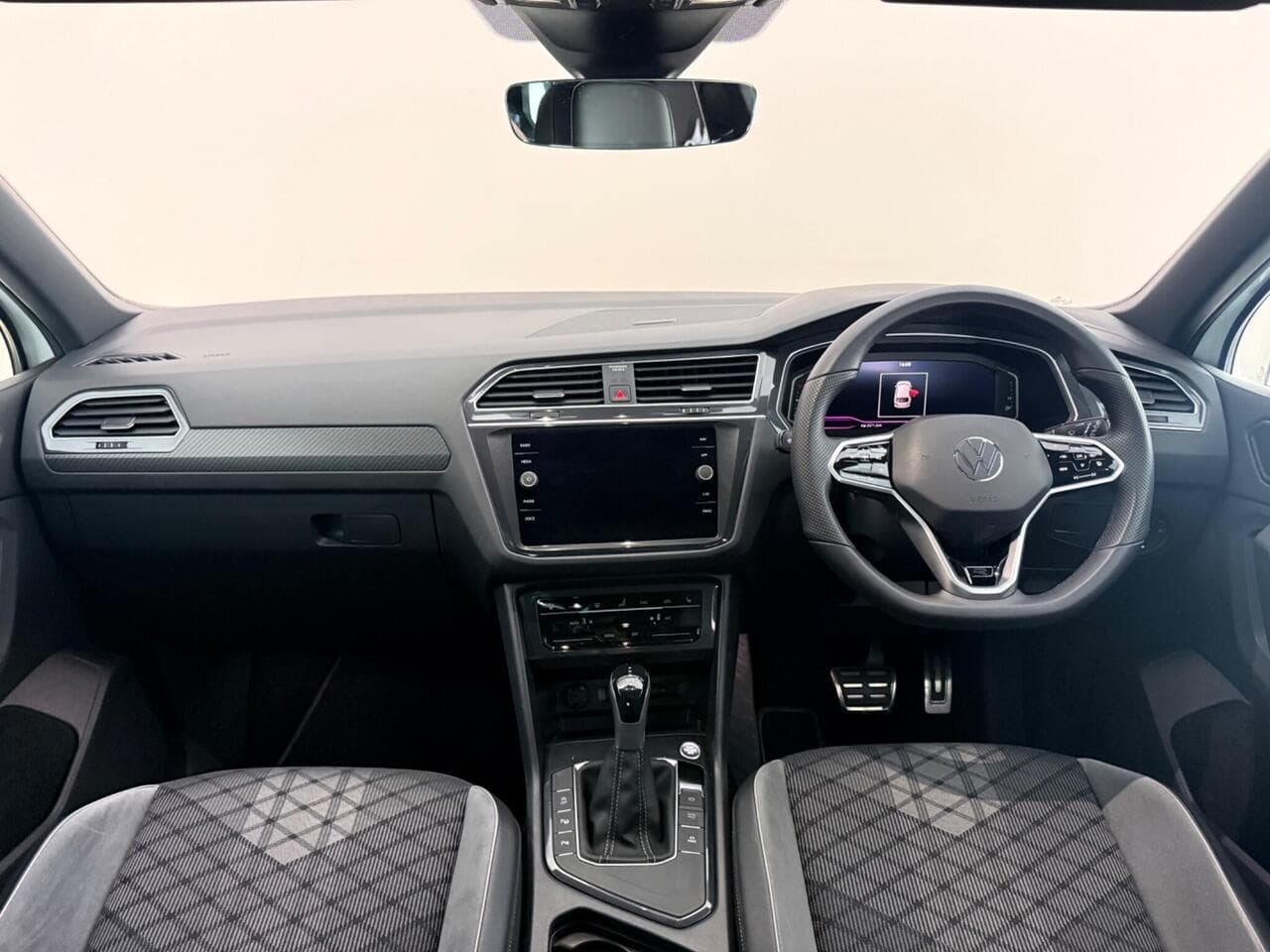 Volkswagen Tiguan thumbnail Interior Front