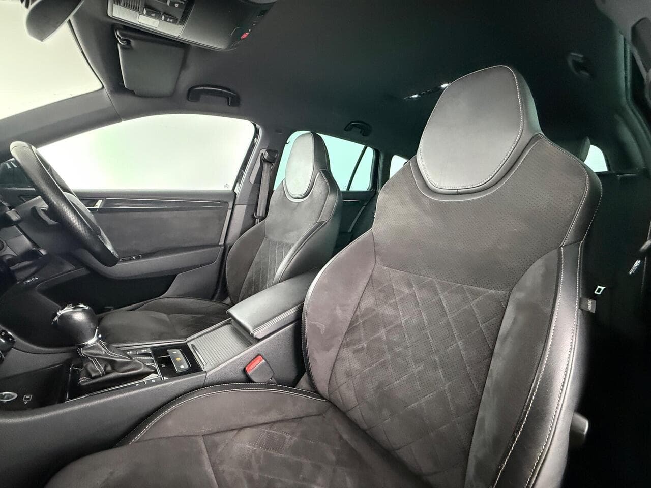 Skoda Superb thumbnail Seat Front Passenger