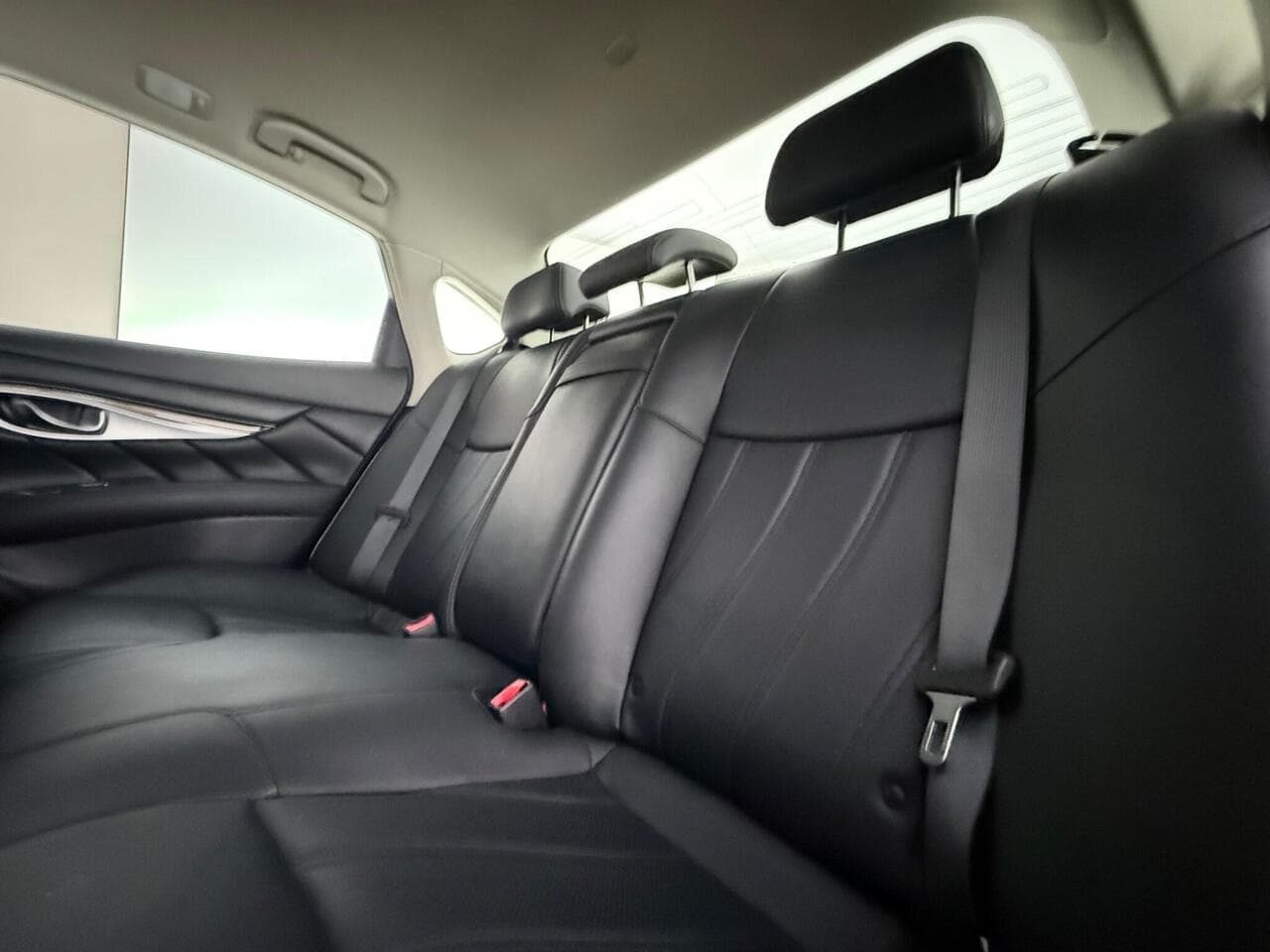 Infiniti Q70 thumbnail Seats Rear