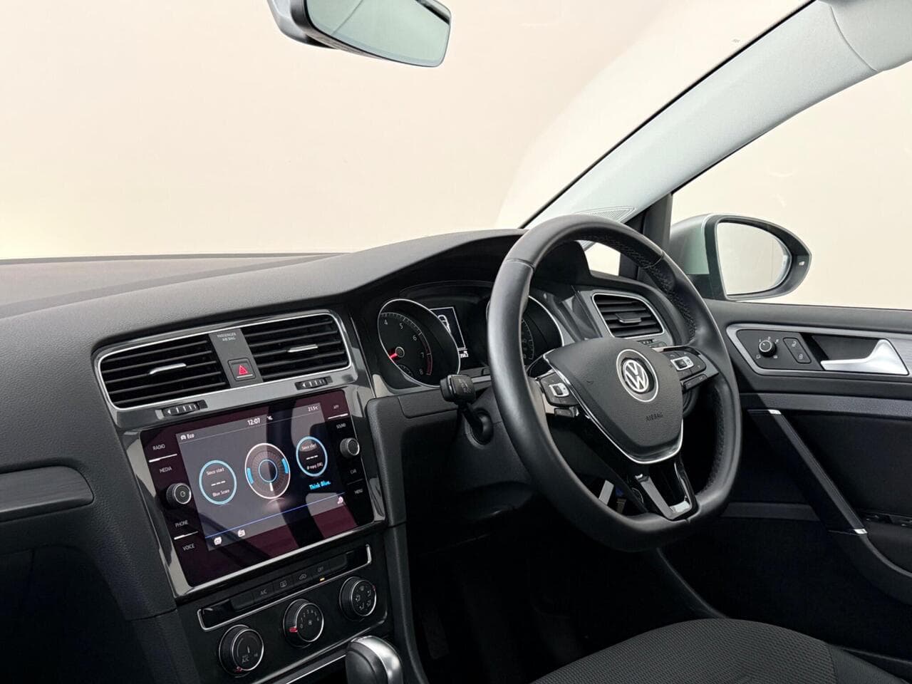Volkswagen Golf thumbnail Interior Front