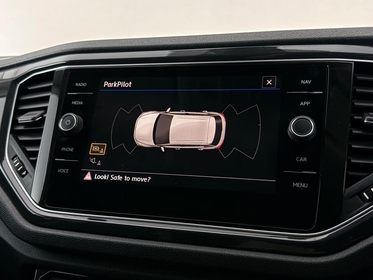 Volkswagen T-Roc thumbnail Infotainment System