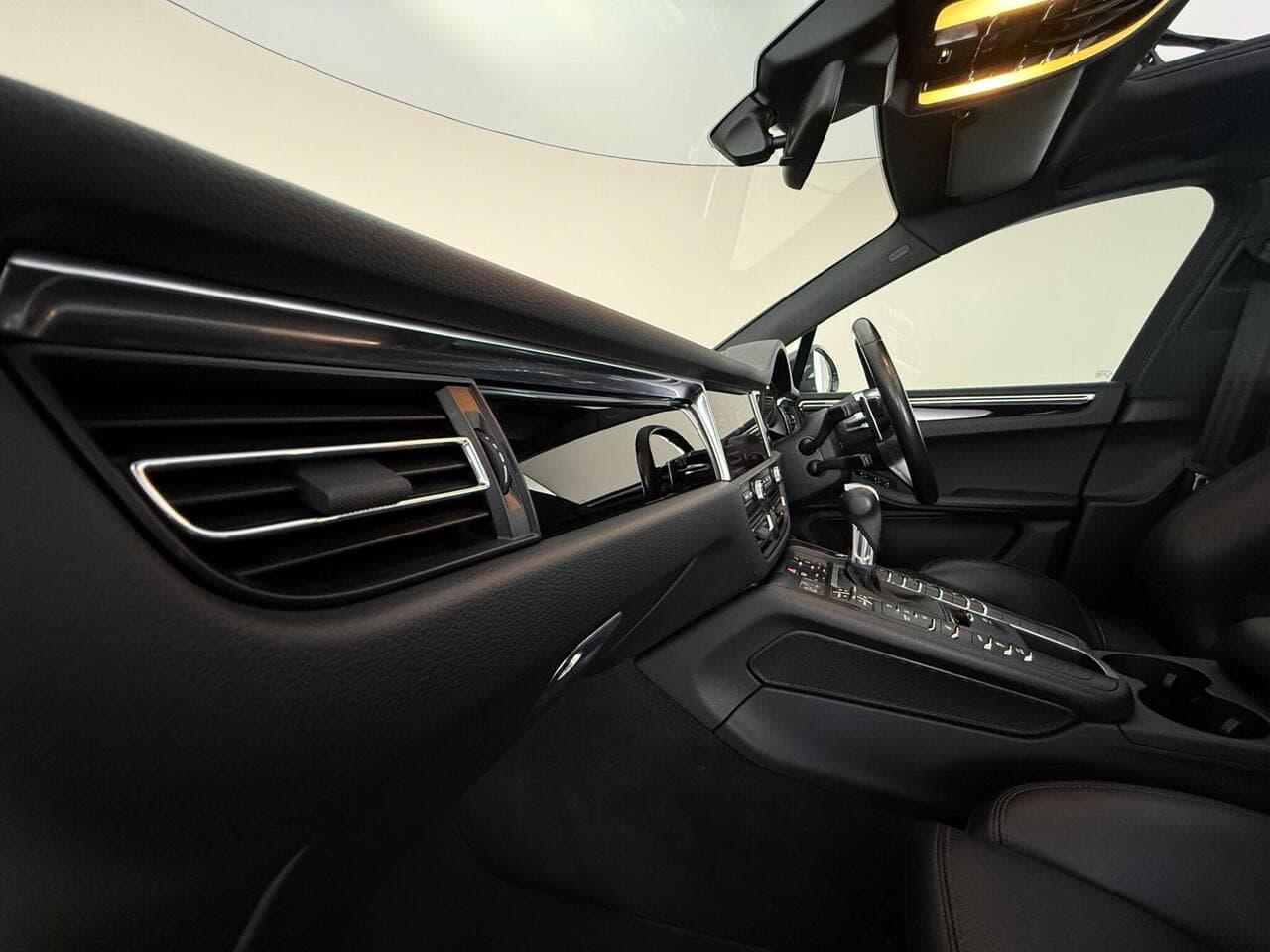 Porsche Macan thumbnail Interior Front