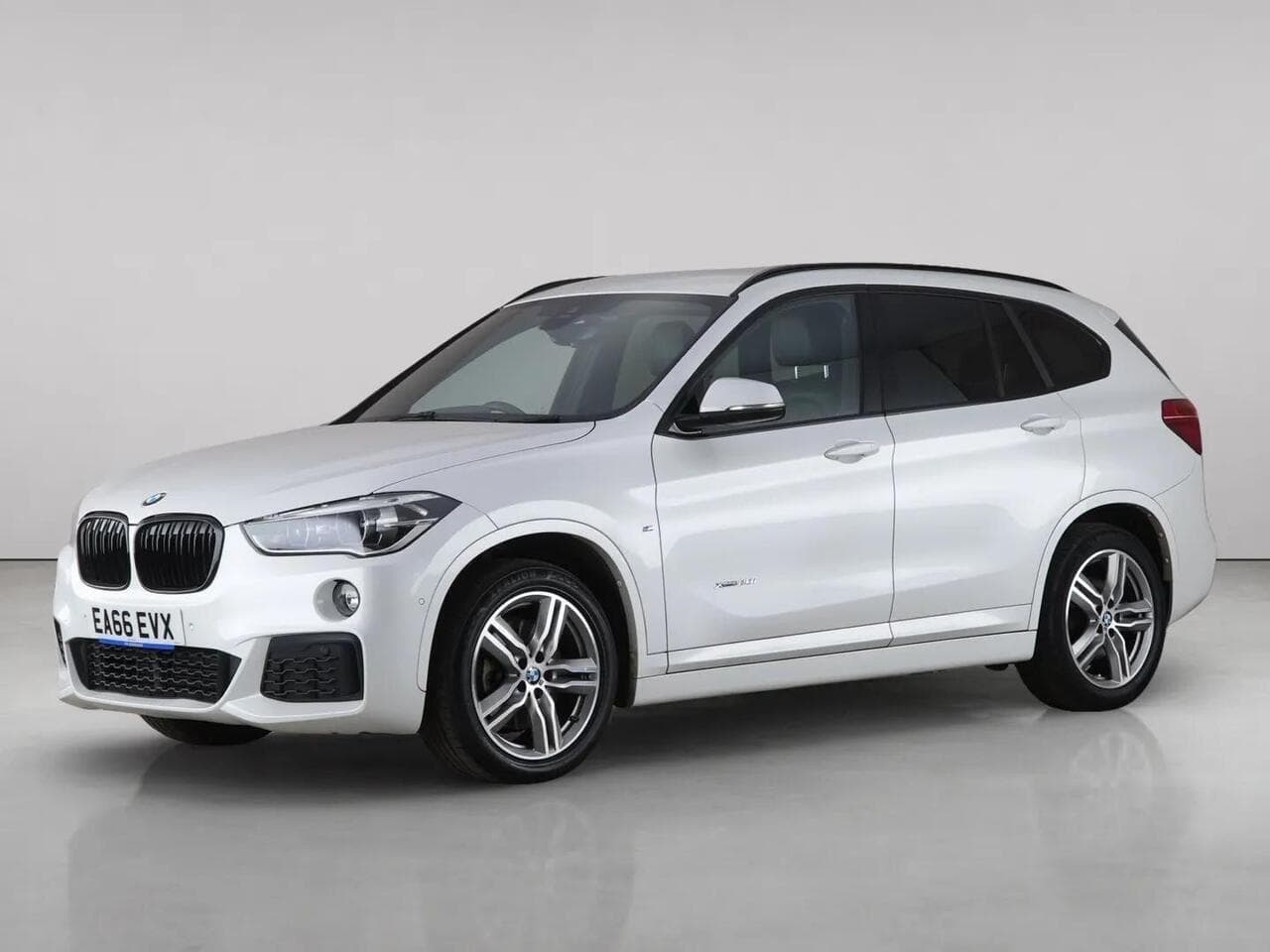 BMW X1 thumbnail Front Left