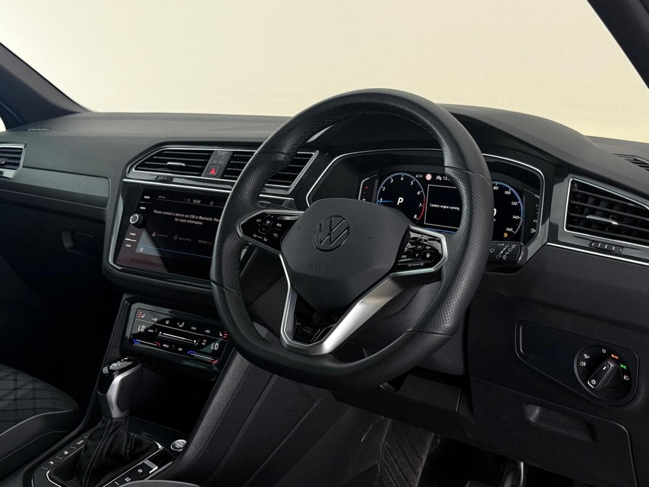 Volkswagen Tiguan thumbnail Interior Front