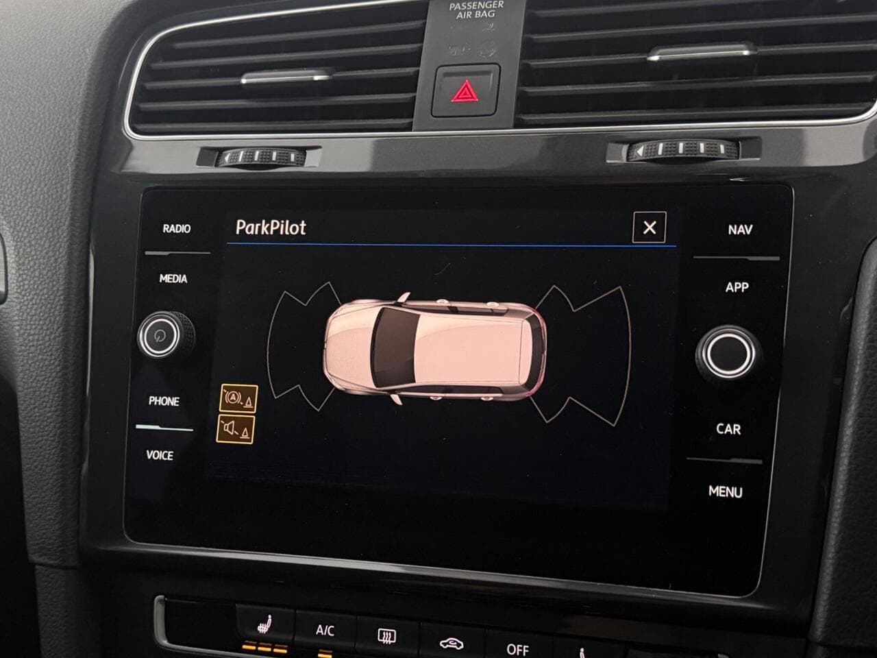Volkswagen Golf thumbnail Infotainment System
