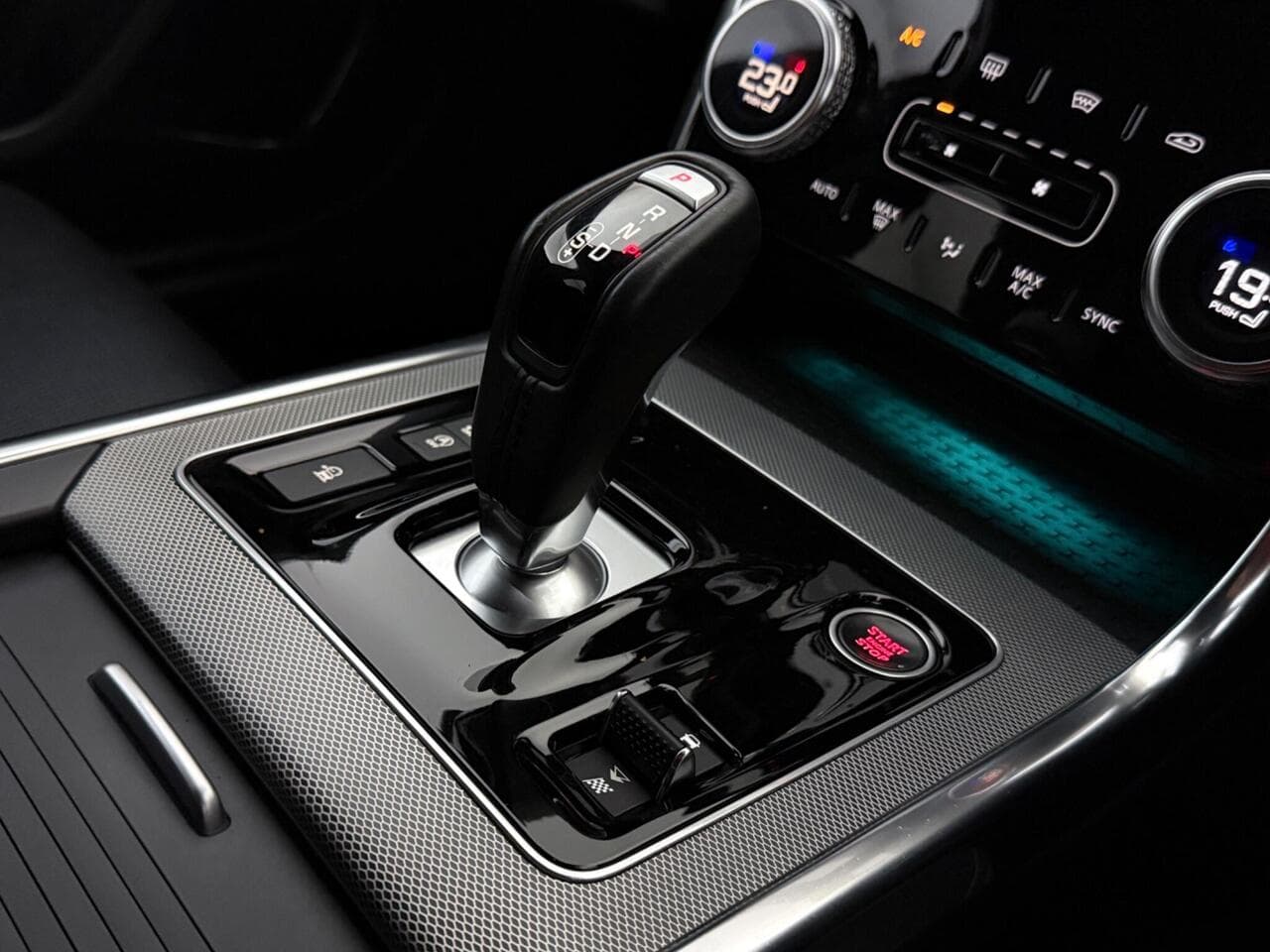 Jaguar XE thumbnail Interior Front